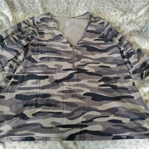 Torrid V neck black and grey print camo print top